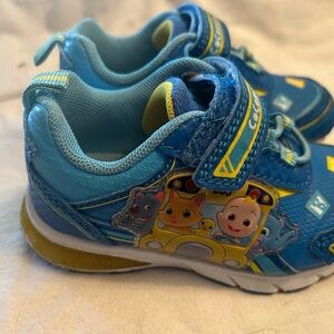 Cocomelon light up shoes Velcro size 7